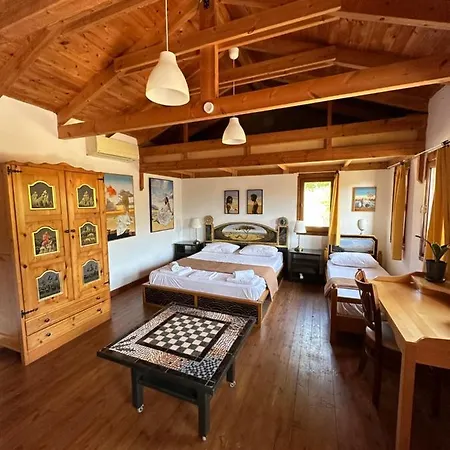 Varias Art House *