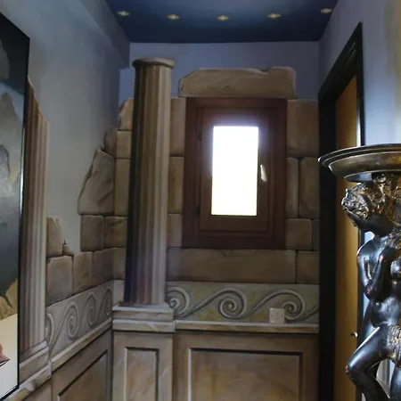Varias Art House